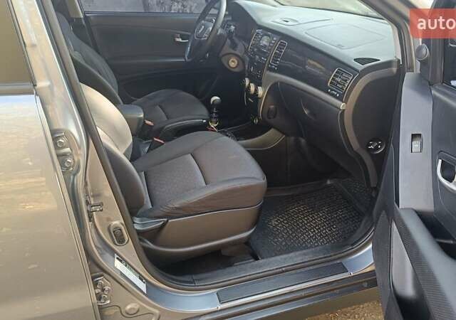 Серый Cанг Йонг Корандо, объемом двигателя 2 л и пробегом 130 тыс. км за 10000 $, фото 4 на Automoto.ua