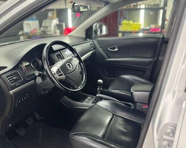 Сірий Cанг Йонг Korando, об'ємом двигуна 2 л та пробігом 181 тис. км за 9200 $, фото 4 на Automoto.ua