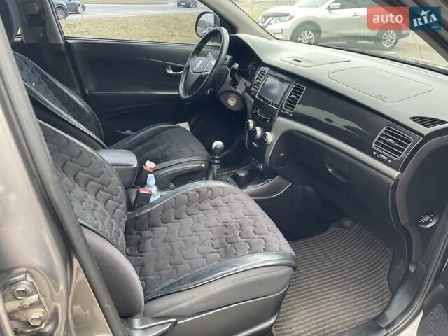 Серый Cанг Йонг Корандо, объемом двигателя 2 л и пробегом 235 тыс. км за 9500 $, фото 5 на Automoto.ua