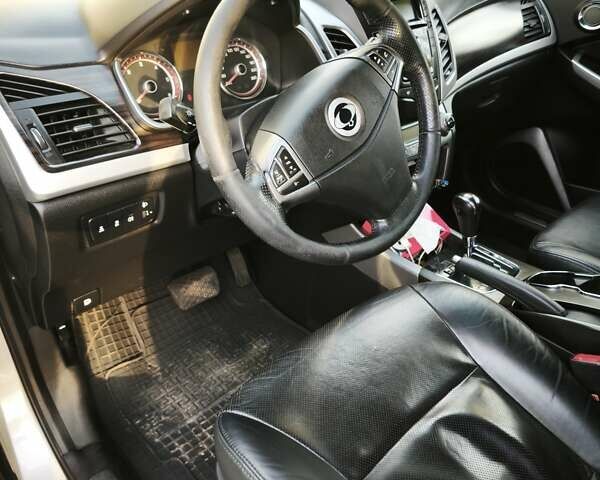 Серый Cанг Йонг Корандо, объемом двигателя 2 л и пробегом 149 тыс. км за 9300 $, фото 12 на Automoto.ua