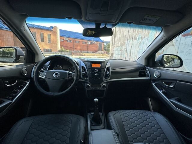 Серый Cанг Йонг Корандо, объемом двигателя 2 л и пробегом 125 тыс. км за 10000 $, фото 6 на Automoto.ua