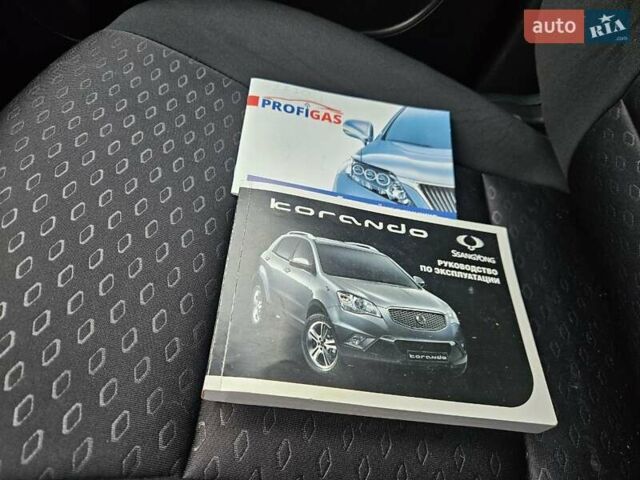 Сірий Cанг Йонг Korando, об'ємом двигуна 2 л та пробігом 168 тис. км за 7900 $, фото 20 на Automoto.ua