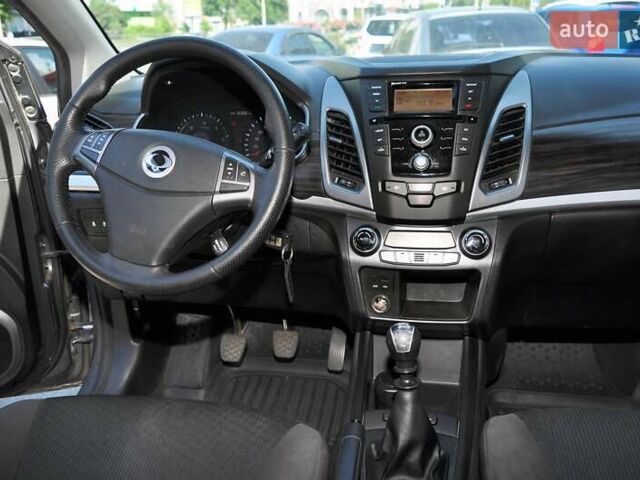 Сірий Cанг Йонг Korando, об'ємом двигуна 2 л та пробігом 170 тис. км за 11000 $, фото 6 на Automoto.ua