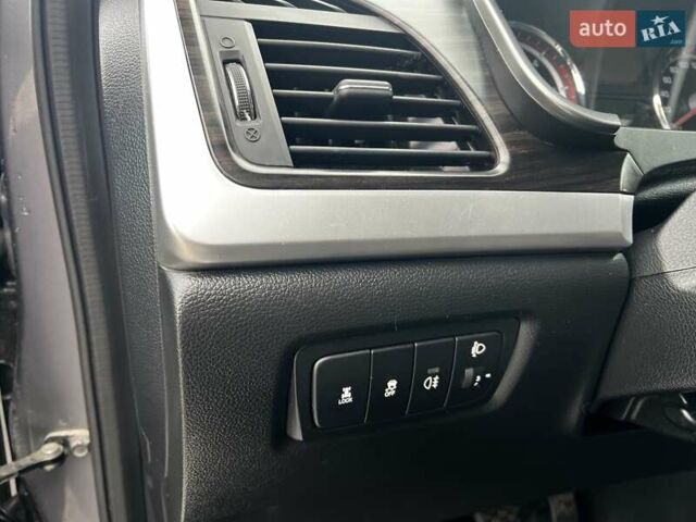 Серый Cанг Йонг Корандо, объемом двигателя 2 л и пробегом 181 тыс. км за 10200 $, фото 17 на Automoto.ua
