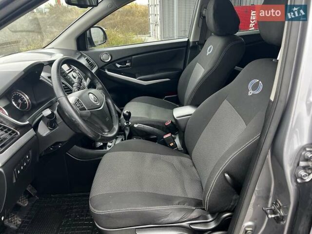 Серый Cанг Йонг Корандо, объемом двигателя 2 л и пробегом 181 тыс. км за 10200 $, фото 11 на Automoto.ua