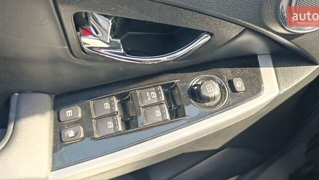 Серый Cанг Йонг Корандо, объемом двигателя 2 л и пробегом 160 тыс. км за 8900 $, фото 10 на Automoto.ua