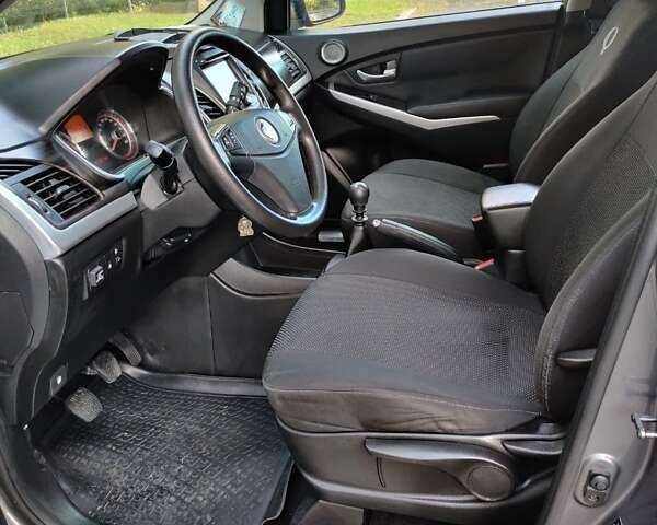 Сірий Cанг Йонг Korando, об'ємом двигуна 2 л та пробігом 179 тис. км за 9000 $, фото 12 на Automoto.ua