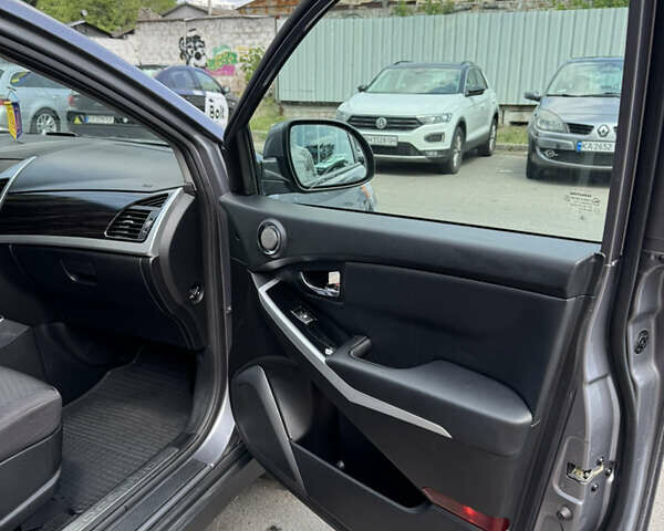 Сірий Cанг Йонг Korando, об'ємом двигуна 2 л та пробігом 176 тис. км за 10000 $, фото 3 на Automoto.ua