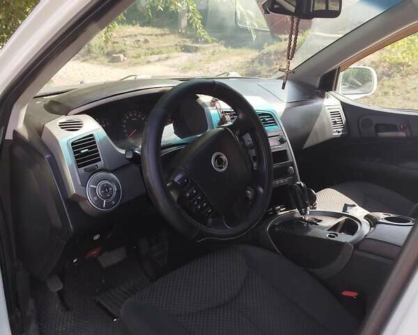 Cанг Йонг Кирон 2012 в Днепре (Днепропетровске) на Automoto.ua Белый Cанг Йонг Кирон, объемом двигателя 2 л и пробегом 183 тыс. км за 8500 $, фото 4 на Automoto.ua