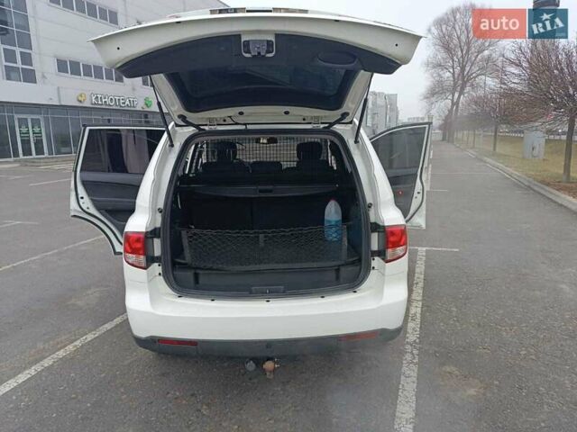 Белый Cанг Йонг Кирон, объемом двигателя 2 л и пробегом 150 тыс. км за 8000 $, фото 8 на Automoto.ua
