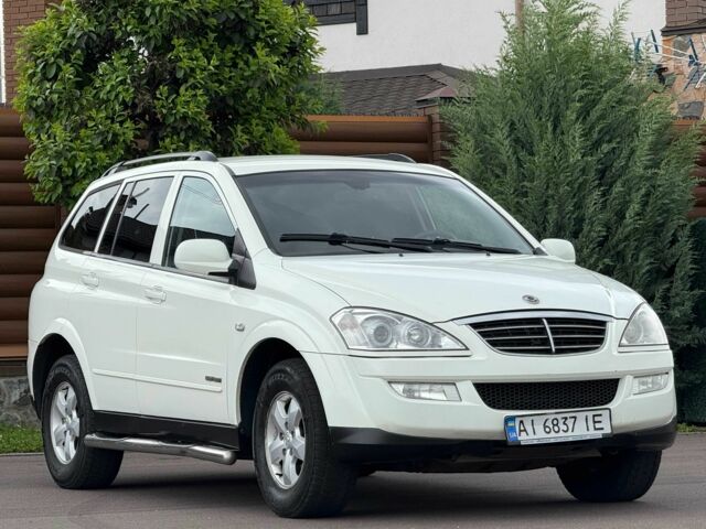 Белый Cанг Йонг Кирон, объемом двигателя 2 л и пробегом 300 тыс. км за 7500 $, фото 3 на Automoto.ua