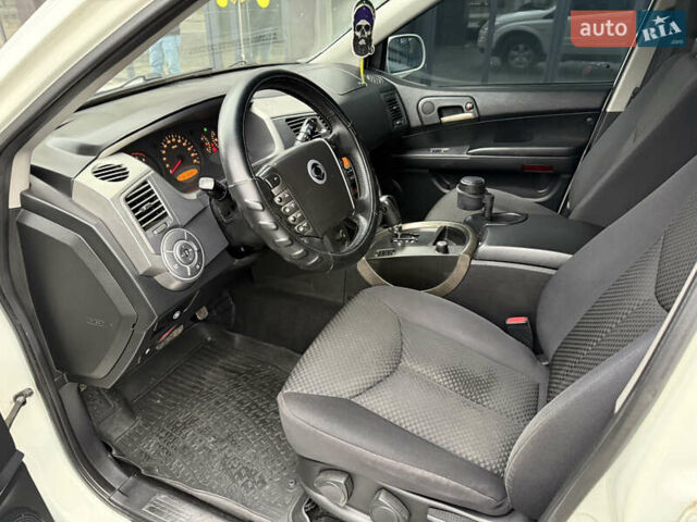 Белый Cанг Йонг Кирон, объемом двигателя 2 л и пробегом 180 тыс. км за 9500 $, фото 18 на Automoto.ua