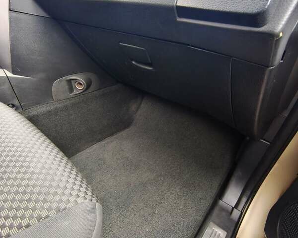 Бежевый Cанг Йонг Кирон, объемом двигателя 2 л и пробегом 221 тыс. км за 7500 $, фото 5 на Automoto.ua