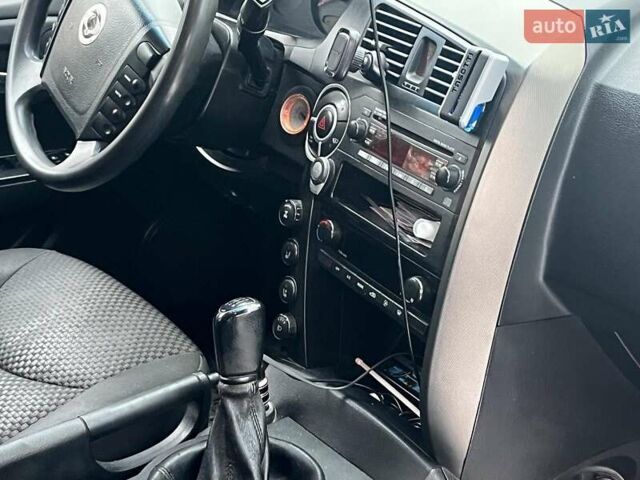Чорний Cанг Йонг Kyron, об'ємом двигуна 2 л та пробігом 285 тис. км за 4490 $, фото 33 на Automoto.ua