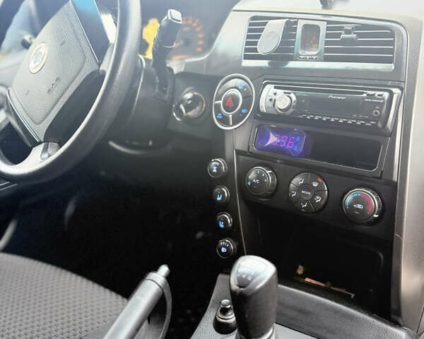 Червоний Cанг Йонг Kyron, об'ємом двигуна 2 л та пробігом 112 тис. км за 6500 $, фото 5 на Automoto.ua