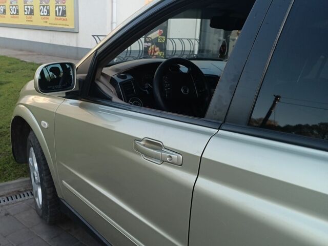 Желтый Cанг Йонг Кирон, объемом двигателя 2 л и пробегом 350 тыс. км за 7000 $, фото 4 на Automoto.ua