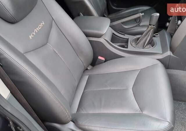 Сірий Cанг Йонг Kyron, об'ємом двигуна 2 л та пробігом 289 тис. км за 4999 $, фото 24 на Automoto.ua