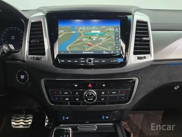 Белый Cанг Йонг Рекстон, объемом двигателя 2.2 л и пробегом 14 тыс. км за 43999 $, фото 3 на Automoto.ua