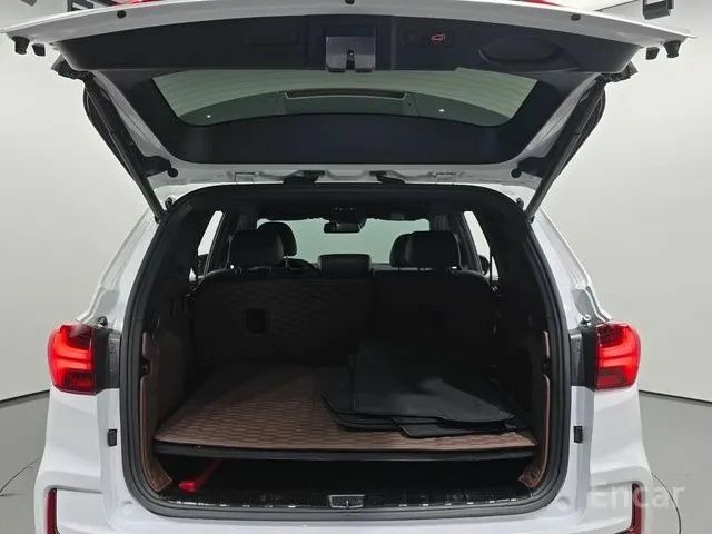 Белый Cанг Йонг Рекстон, объемом двигателя 2.2 л и пробегом 14 тыс. км за 43999 $, фото 2 на Automoto.ua