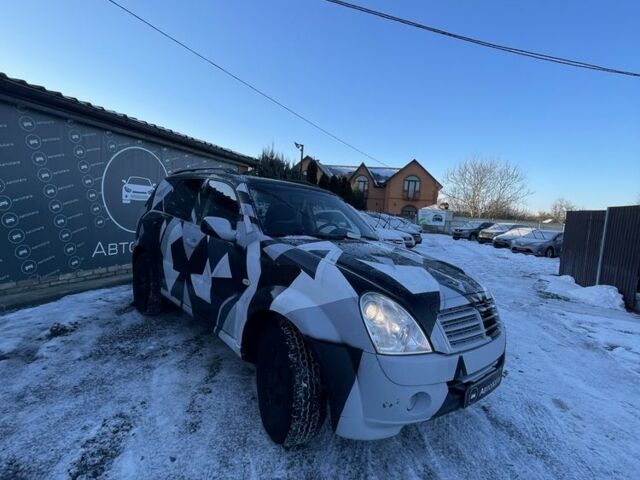 Белый Cанг Йонг Рекстон, объемом двигателя 2.7 л и пробегом 355 тыс. км за 3500 $, фото 1 на Automoto.ua