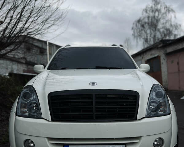 Білий Cанг Йонг Rexton, об'ємом двигуна 2.7 л та пробігом 275 тис. км за 8500 $, фото 14 на Automoto.ua