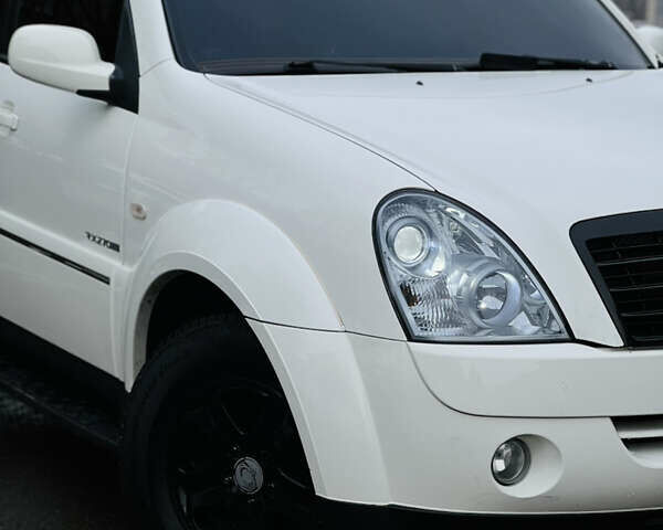 Білий Cанг Йонг Rexton, об'ємом двигуна 2.7 л та пробігом 275 тис. км за 8500 $, фото 1 на Automoto.ua