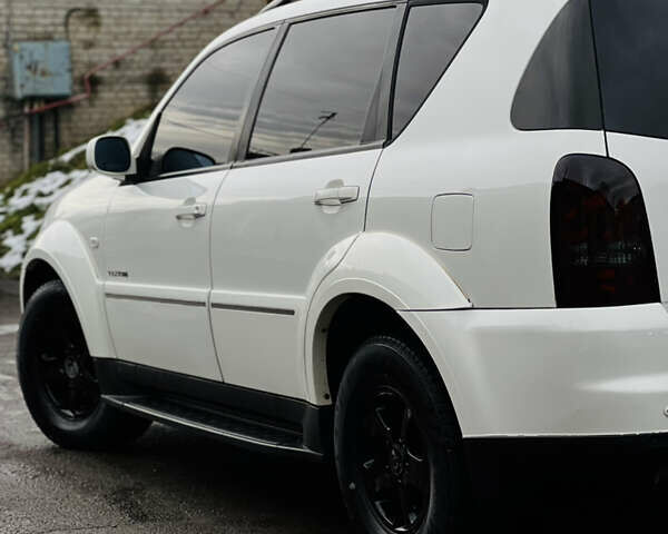 Білий Cанг Йонг Rexton, об'ємом двигуна 2.7 л та пробігом 275 тис. км за 8500 $, фото 12 на Automoto.ua