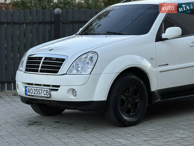 Білий Cанг Йонг Rexton, об'ємом двигуна 2.7 л та пробігом 245 тис. км за 7850 $, фото 2 на Automoto.ua