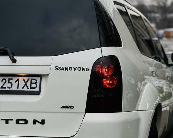 Білий Cанг Йонг Rexton, об'ємом двигуна 2.7 л та пробігом 275 тис. км за 8500 $, фото 3 на Automoto.ua