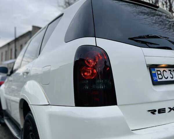 Білий Cанг Йонг Rexton, об'ємом двигуна 2.7 л та пробігом 275 тис. км за 8500 $, фото 5 на Automoto.ua