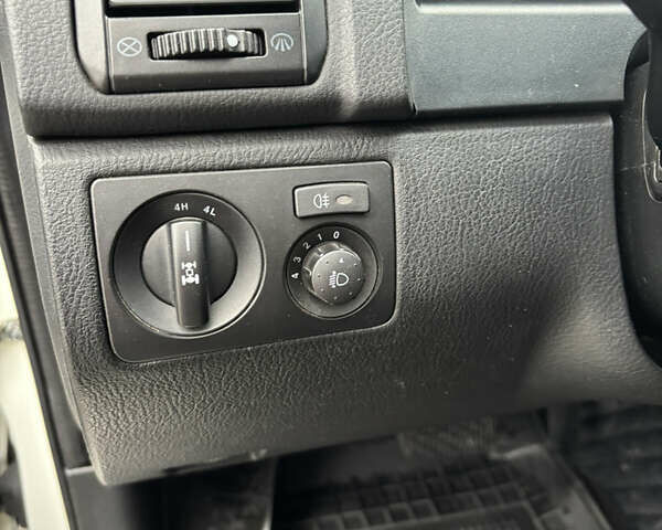 Білий Cанг Йонг Rexton, об'ємом двигуна 2.7 л та пробігом 151 тис. км за 10200 $, фото 8 на Automoto.ua