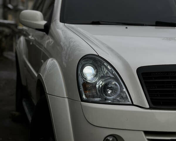 Білий Cанг Йонг Rexton, об'ємом двигуна 2.7 л та пробігом 275 тис. км за 8500 $, фото 2 на Automoto.ua