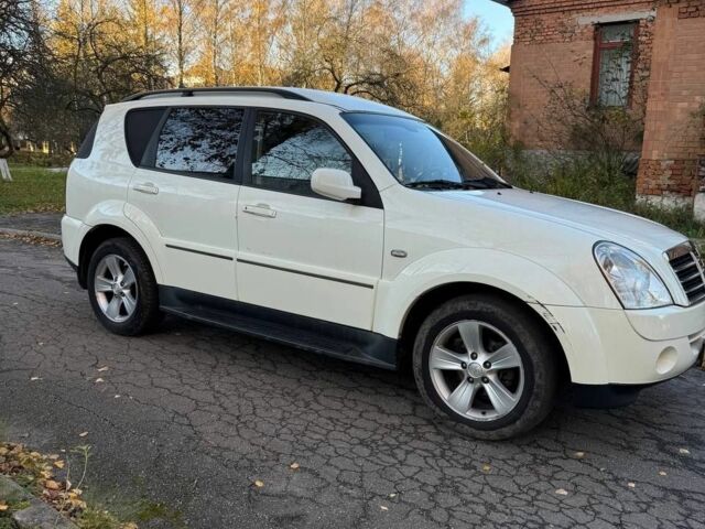 Белый Cанг Йонг Рекстон, объемом двигателя 2.7 л и пробегом 344 тыс. км за 4612 $, фото 3 на Automoto.ua