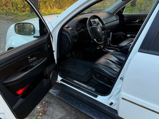 Белый Cанг Йонг Рекстон, объемом двигателя 2.7 л и пробегом 344 тыс. км за 4612 $, фото 5 на Automoto.ua