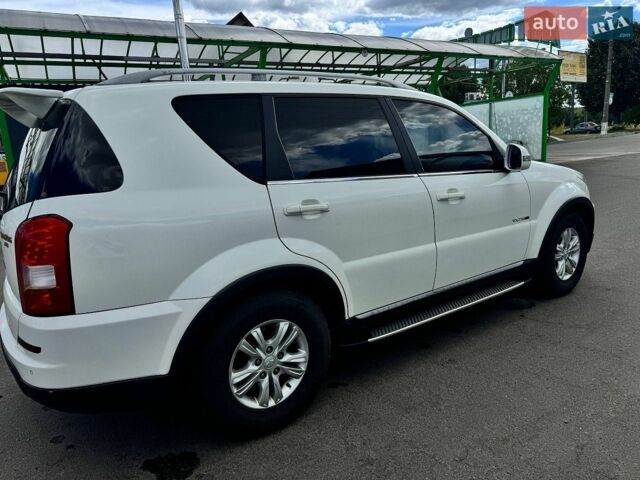 Білий Cанг Йонг Rexton, об'ємом двигуна 2.7 л та пробігом 166 тис. км за 13536 $, фото 2 на Automoto.ua