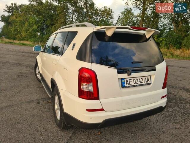 Білий Cанг Йонг Rexton, об'ємом двигуна 2.7 л та пробігом 255 тис. км за 9955 $, фото 26 на Automoto.ua
