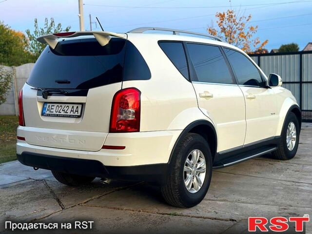 Белый Cанг Йонг Рекстон, объемом двигателя 2.7 л и пробегом 266 тыс. км за 12500 $, фото 5 на Automoto.ua