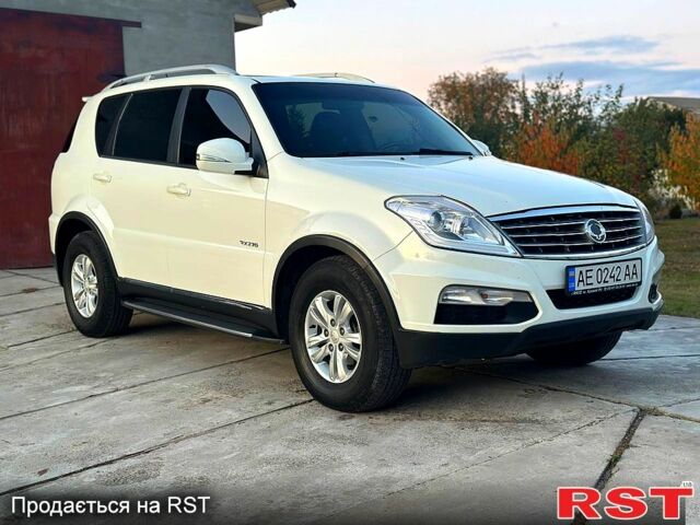 Белый Cанг Йонг Рекстон, объемом двигателя 2.7 л и пробегом 266 тыс. км за 12500 $, фото 2 на Automoto.ua