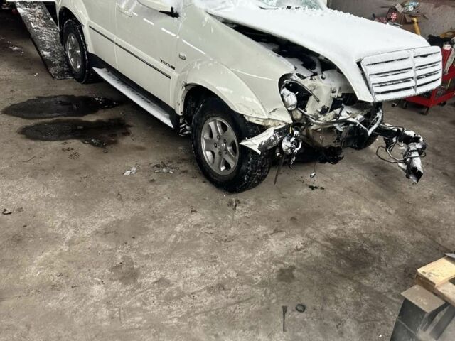 Білий Cанг Йонг Rexton, об'ємом двигуна 2.7 л та пробігом 240 тис. км за 2491 $, фото 2 на Automoto.ua