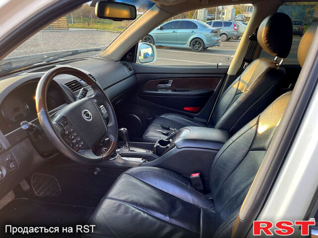 Білий Cанг Йонг Rexton, об'ємом двигуна 2.7 л та пробігом 162 тис. км за 12500 $, фото 2 на Automoto.ua