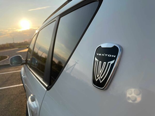 Белый Cанг Йонг Рекстон, объемом двигателя 2.7 л и пробегом 162 тыс. км за 12500 $, фото 2 на Automoto.ua