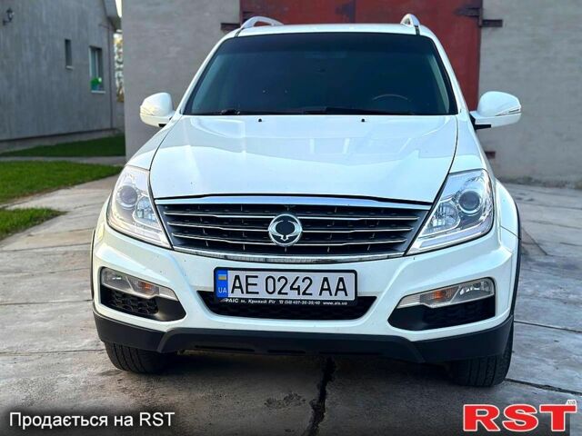 Белый Cанг Йонг Рекстон, объемом двигателя 2.7 л и пробегом 266 тыс. км за 12500 $, фото 1 на Automoto.ua