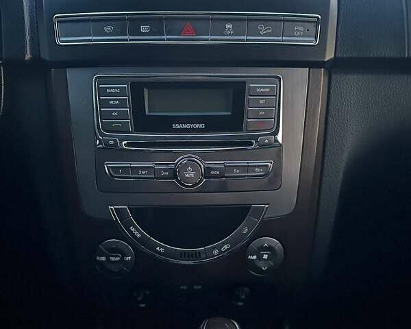 Білий Cанг Йонг Rexton, об'ємом двигуна 2.7 л та пробігом 268 тис. км за 10650 $, фото 26 на Automoto.ua