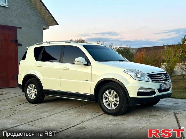 Белый Cанг Йонг Рекстон, объемом двигателя 2.7 л и пробегом 266 тыс. км за 12500 $, фото 3 на Automoto.ua