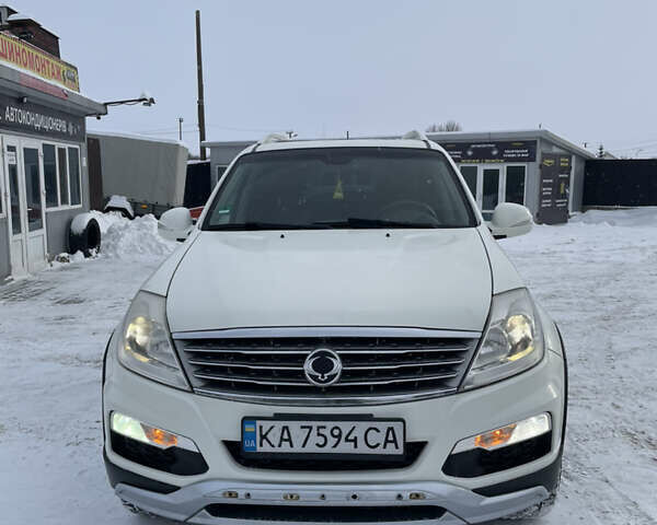 Белый Cанг Йонг Рекстон, объемом двигателя 2.7 л и пробегом 235 тыс. км за 11000 $, фото 2 на Automoto.ua