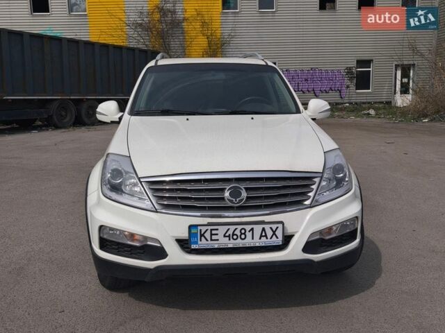 Білий Cанг Йонг Rexton, об'ємом двигуна 2.7 л та пробігом 147 тис. км за 10500 $, фото 2 на Automoto.ua