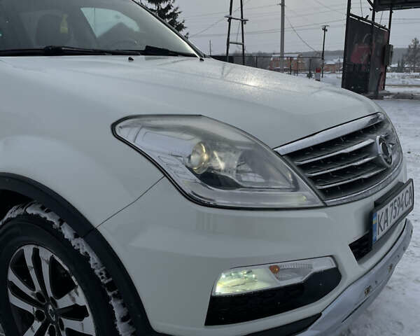 Белый Cанг Йонг Рекстон, объемом двигателя 2.7 л и пробегом 235 тыс. км за 11000 $, фото 5 на Automoto.ua