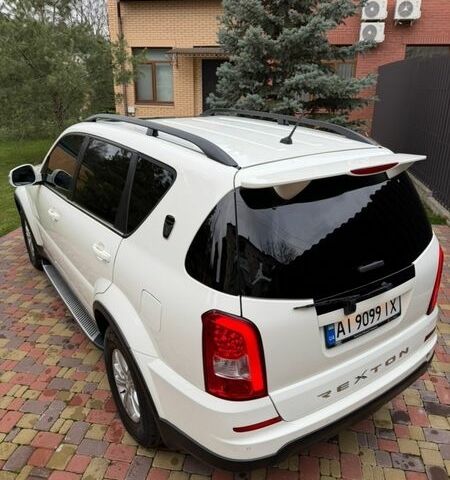 Белый Cанг Йонг Рекстон, объемом двигателя 2.7 л и пробегом 167 тыс. км за 12500 $, фото 7 на Automoto.ua