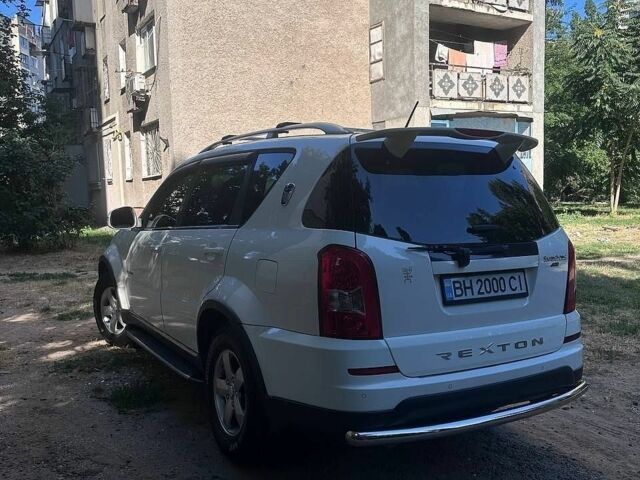 Белый Cанг Йонг Рекстон, объемом двигателя 2.7 л и пробегом 168 тыс. км за 11499 $, фото 3 на Automoto.ua