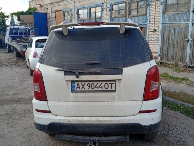 Белый Cанг Йонг Рекстон, объемом двигателя 2.7 л и пробегом 200 тыс. км за 10500 $, фото 2 на Automoto.ua